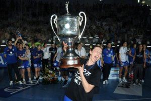 Popovic with the last EHF CL trophy 1