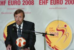 Tor Lian with the official EURO 2008 handball
