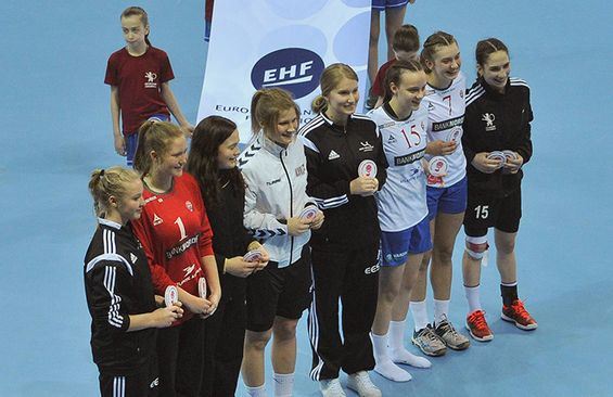 Iranian Women s Handball League Final Sepahan F.C womens players lift the  trophy at the award