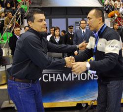 Pascual (left) shaking hands with the more experienced Ciudad coach, Dujshebaev