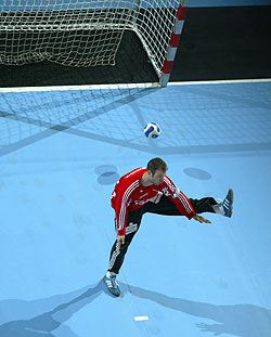 Omeyer will get some support from an experienced keeper